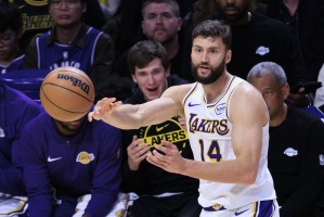 leyu集团-关键卡位战！5连胜湖人挑战火箭 除克莱伯外其余人均可以出战！